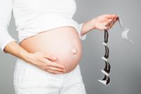 Schwangere mit Ultraschallbildern